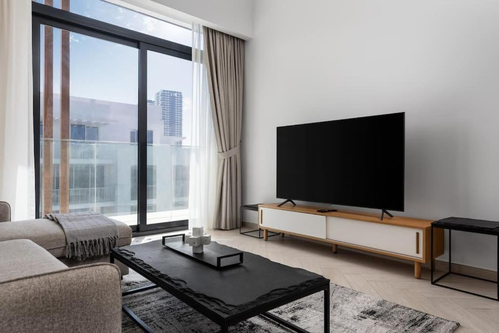 Waves - Luxurious Comfort With Views In Oxford 212 * Dubai
