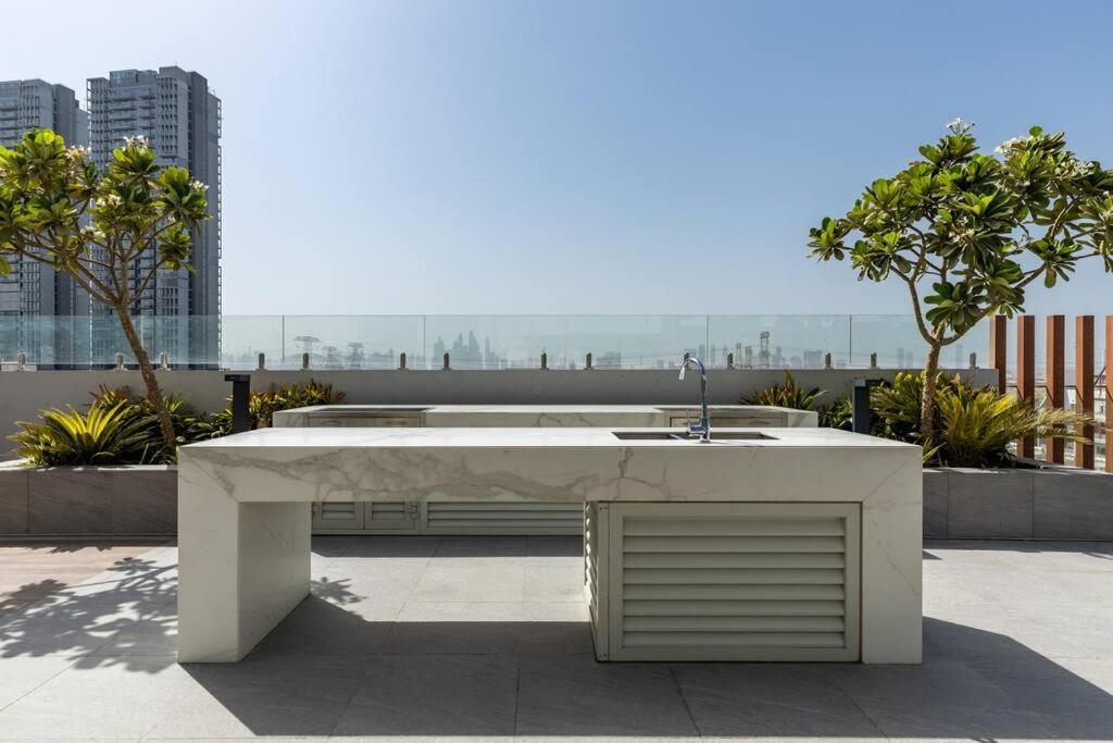 Waves - Luxurious Comfort With Views In Oxford 212 * Dubai