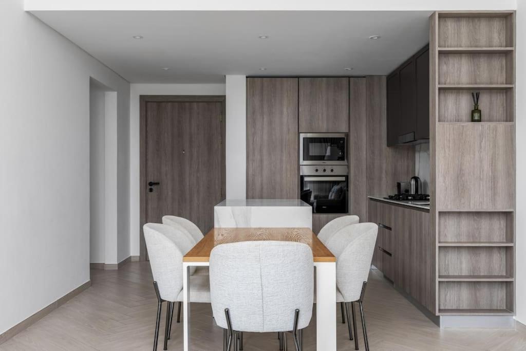 Waves - Luxurious Comfort With Views In Oxford 212 Apartment *