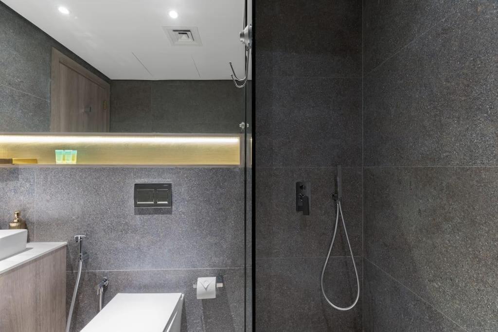 Waves - Luxurious Comfort With Views In Oxford 212 Apartment Dubai